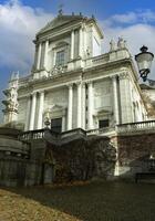 une grand blanc église photo