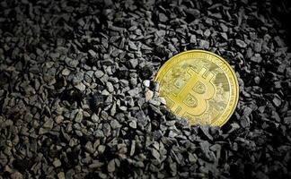 or bitcoin enterré dans le à grain pierre photo