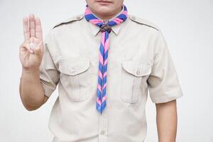 main signe code de scout. concept, scout activité cette enseignement dans écoles Thaïlande. main panneaux et symboles lequel significatif dans repérage leçon. spectacle main signe pour serment. photo