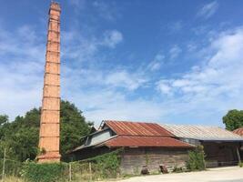 vieux rouillé métal toit dans le village photo