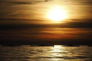 poisson ferme dans ligurien méditerranéen reproduction mer brème à mer vue à le coucher du soleil photo