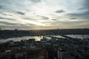 Istanbul aérien paysage urbain à le coucher du soleil de galata la tour pont et Sultanahmet photo