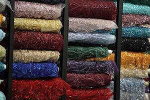 robe et tissus à Istanbul bazar mettant en valeur le riches et coloré tapisserie de turc culture et Vêtements photo