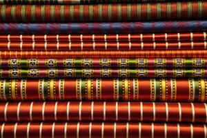 robe et tissus à Istanbul bazar mettant en valeur le riches et coloré tapisserie de turc culture et Vêtements photo