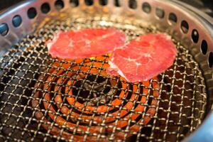 tranche de boeuf cru pour barbecue ou yakiniku à la japonaise photo
