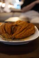 loup de mer frit avec sauce de poisson photo