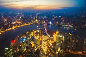 vue nocturne du quartier lujiazui de la ville de shanghai en chine photo