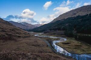 le magnifique montagnes dans le Écossais hauts plateaux. Glenfinnan, Écosse. photo