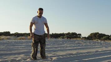 homme sur le plage comme une concept de liberté et force photo