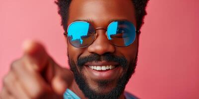 ai généré souriant homme avec barbiche et des lunettes de soleil montrer du doigt à caméra photo