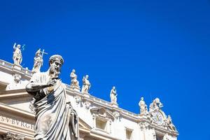 statue de saint pierre devant la cathédrale saint pierre - rome, italie - cité du vatican photo