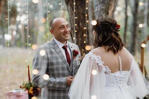 homme et femme se sont fiancés dans la forêt d'automne photo