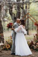 homme et femme se sont fiancés dans la forêt d'automne photo