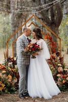 homme et femme se sont fiancés dans la forêt d'automne photo