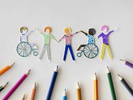 communauté multiethnique de personnes handicapées avec des crayons. beau concept de photo de haute qualité