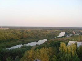 Paysage naturel. rivière dans le bois photo