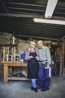 couple de personnes âgées dans une menuiserie photo