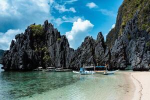 agréable tropical plage avec échoué philippin banque bateaux photo