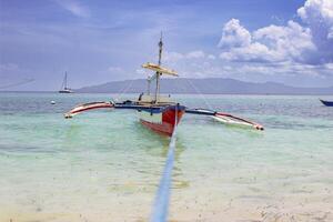 bateau échoué sur une paradis plage photo