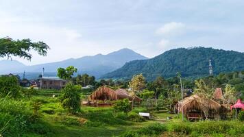 rural Naturel paysage autour monter penanggungan avec ensoleillé temps photo