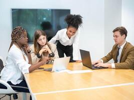 prof référencement soutien suggérer content sourire enfant femelle Masculin garçon fille adolescent séminaire noir blanc peau la diversité groupe travail en équipe encadrement conférence étude réunion formation éducation professionnel atelier photo