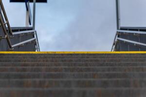 une escalier de une train station dans le ville photo