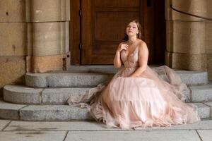 une femme dans une crème coloré robe comme une Princesse photo