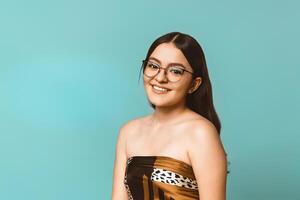 portrait de une Jeune Latin américain femme avec parfait les dents souriant à la recherche à caméra. photo