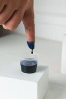 cellule tinta pemilu, concept Indonésie élection journée. encré doigt pour voter photo