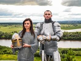 Chevalier avec le sien Dame dans armure et chaîne poster. photo