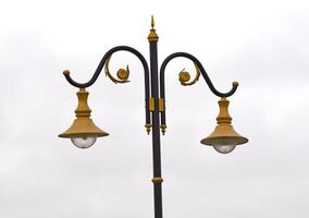 une rue lumière avec deux les lampes sur il photo