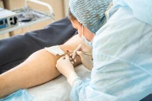 dermatologue chirurgien supprime peau maladies avec scalpel et pince à épiler, opération processus photo