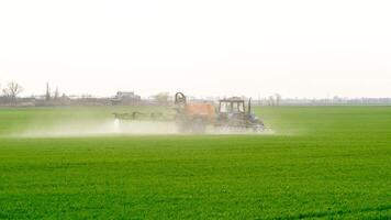 tracteur avec une vaporisateur dispositif pour finement Dispersé engrais. photo