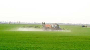 tracteur avec une vaporisateur dispositif pour finement Dispersé engrais. photo