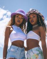 ai généré deux femmes, un a violet chapeau et autre a blanc t chemise, corps extensions photo