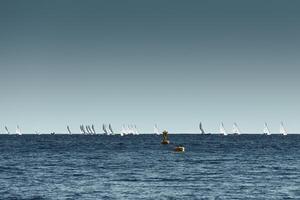 une lot de voile bateaux et yachts dans le mer est allé sur une voile voyage près Port Hercule dans Monaco, monte Carlo, voile régate, course photo