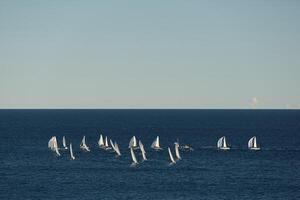 une lot de voile bateaux et yachts dans le mer est allé sur une voile voyage près Port Hercule dans Monaco, monte Carlo, voile régate, course photo