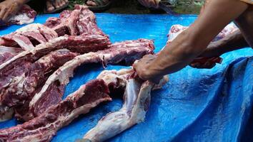 photo de le sacrificiel festival, les musulmans porter en dehors une sacrificiel procession, par Coupe chèvres et vaches, puis partage le Viande, cianjur, Ouest Java, juillet 20 2021