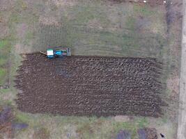 tracteur labour le jardin. labour le sol dans le jardin photo