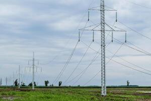 Assemblée et installation de Nouveau soutien de une Puissance ligne photo