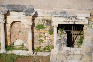 antique Colonnes et arches dans le hierapolis amphithéâtre. photo