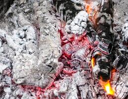 fumant charbons dans le gril. brûlant Feu après une shish kebab. photo