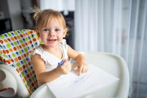 mignonne peu fille La peinture avec feutre stylo à maison. Créatif Jeux pour enfants. rester à Accueil divertissement photo