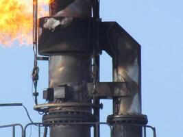 torche système sur un pétrole champ photo
