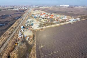 pour route réparation plante. le site avec bâtiment matériaux pour le photo