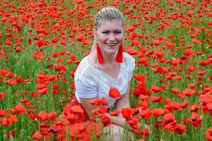 fille Sam dans le milieu de une coquelicot champ. photo