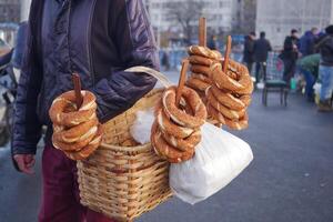 Hommes vente turc beignet simit vente à rue photo
