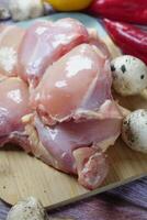 brut Sein poulet Viande et des légumes sur table photo