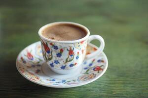 une tasse de turc café sur table photo