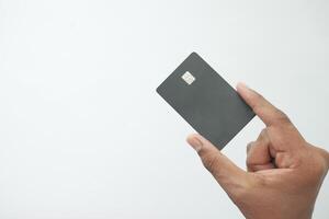 gros plan de la main d'une personne tenant une carte de crédit photo